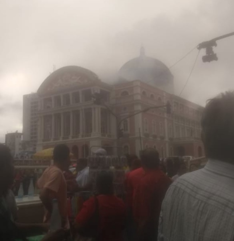 Fumaça cobre Teatro Amazonas e deixa populares em pânico; Saiba o motivo