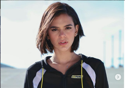 Bruna Marquezine relembra foto em que sensualiza com bumbum empinado