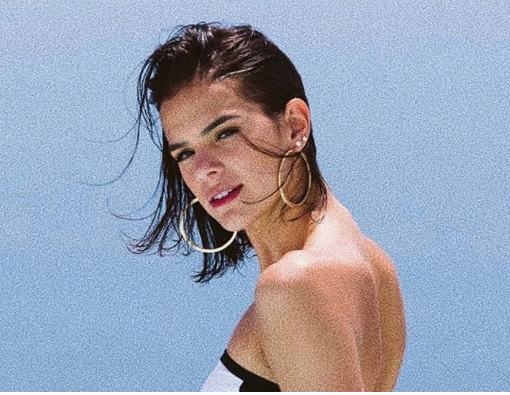 Bruna Marquezine relembra foto em que sensualiza com bumbum empinado