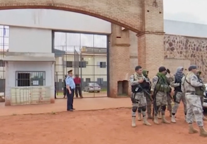 Presos do PCC podem ter fugido de penitenciaria paraguaia pela porta da frente