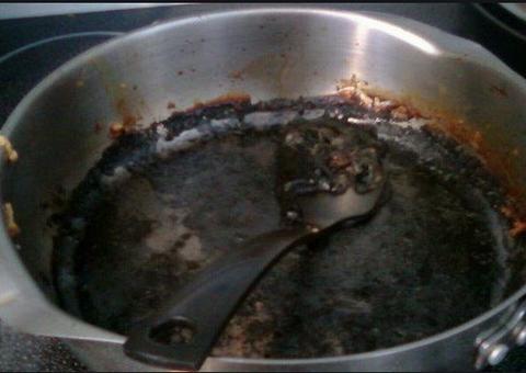 4 soluções caseiras para limpar panelas queimadas