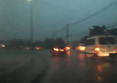 Em Manaus, chuva causa alagações e abre cratera na pista 