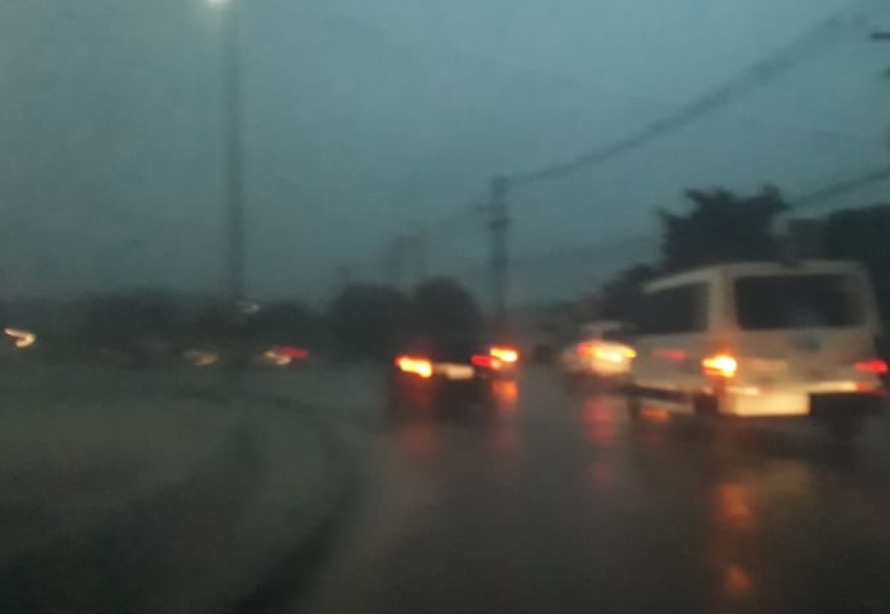 Em Manaus, chuva causa alagações e abre cratera na pista 