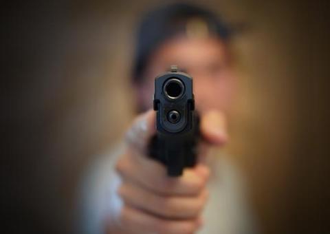 Homem tem casa invadida e é morto a tiros na frente da família em Manaus