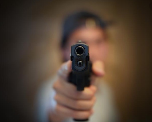 Homem tem casa invadida e é morto a tiros na frente da família em Manaus