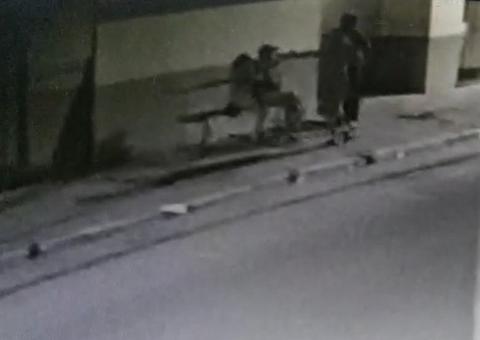 Vídeo mostra PMs atirando em mulher que estava na rua com o namorado 