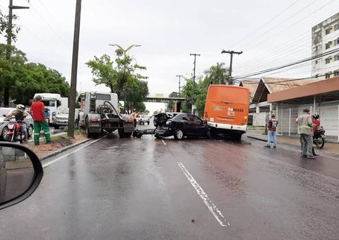 Acidente entre carro, ônibus e caminhão deixa trânsito lento em avenida de Manaus 