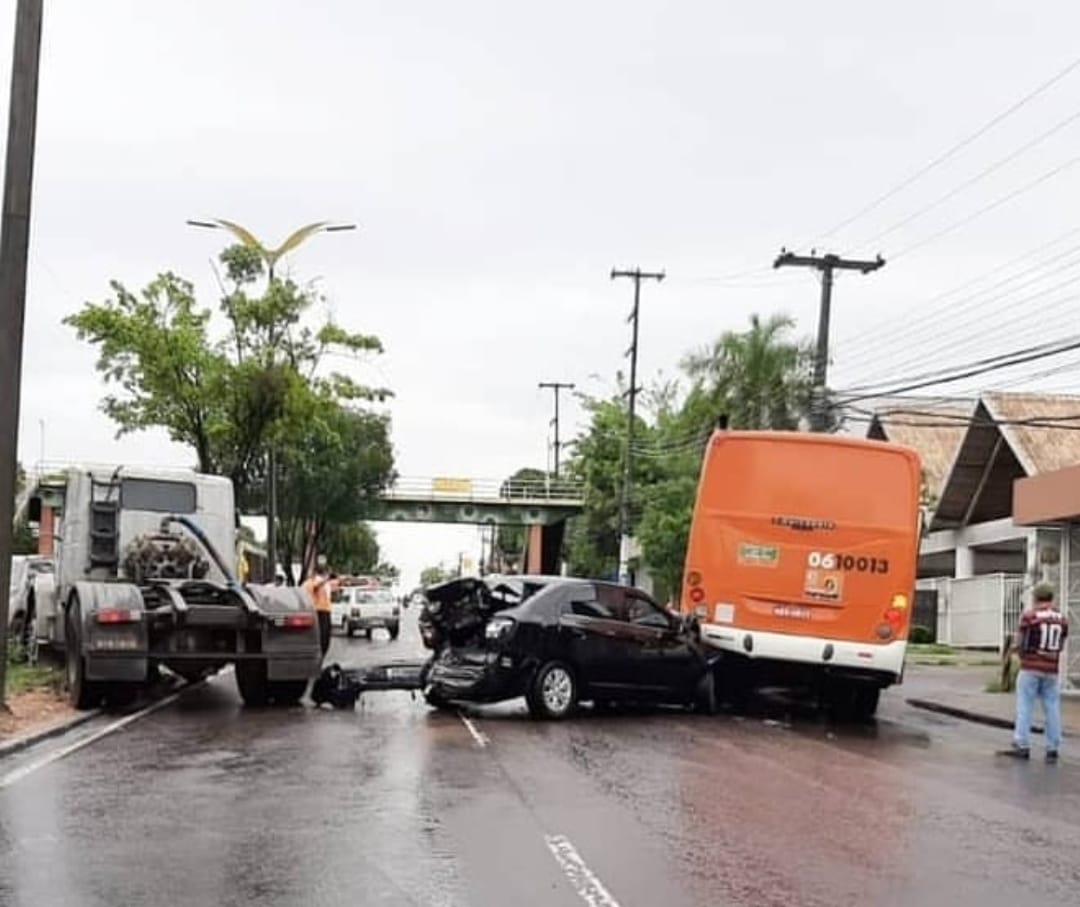 Acidente entre carro, ônibus e caminhão deixa trânsito lento em avenida de Manaus 