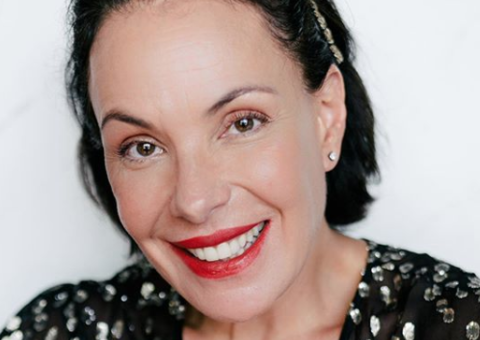 Carolina Ferraz faz ensaio nu para celebrar a chegada dos 52 anos