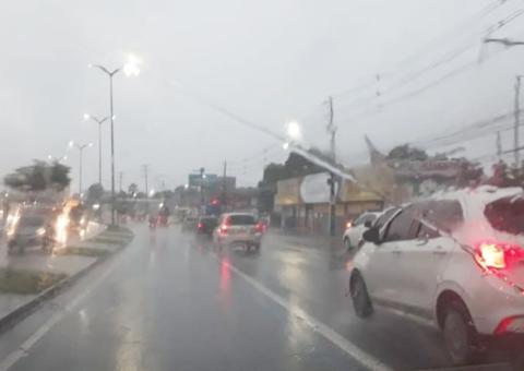 Defesa Civil registra inundações e desabamento de casa por conta da chuva em Manaus