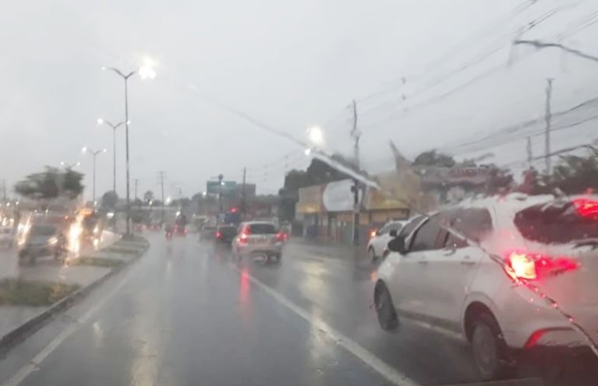 Defesa Civil registra inundações e desabamento de casa por conta da chuva em Manaus