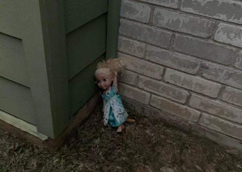 Família afirma que está sendo assombrada por boneca de Frozen possuída
