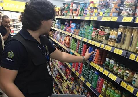 Supermercado no Vieiralves é flagrado com produtos vencidos em Manaus