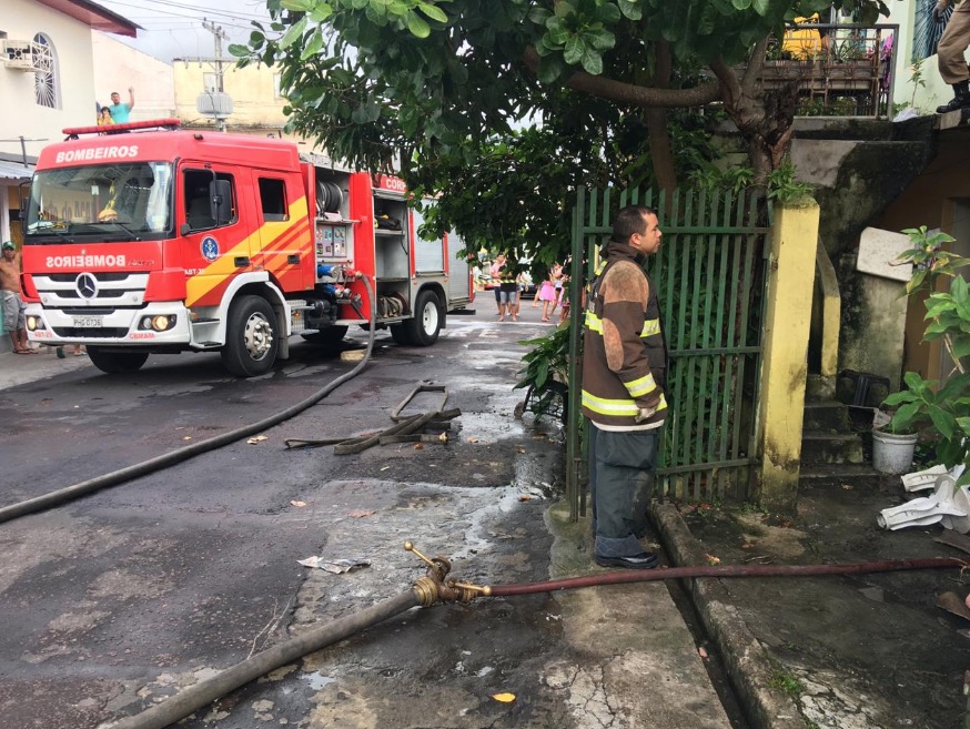 Populares resgatam três crianças de residência em chamas em Manaus