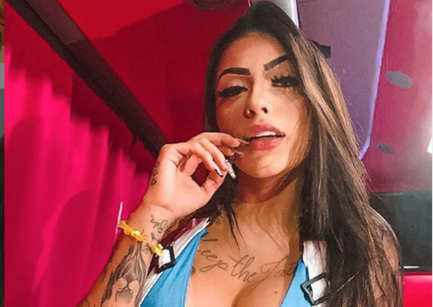 De fio-dental, MC Mirella exibe bumbum durante ensaio sensual
