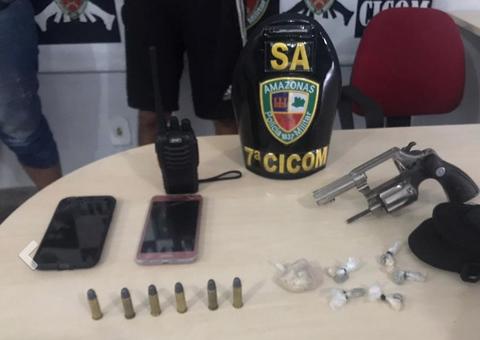 Dupla é presa em mata com armas e drogas em Manaus 
