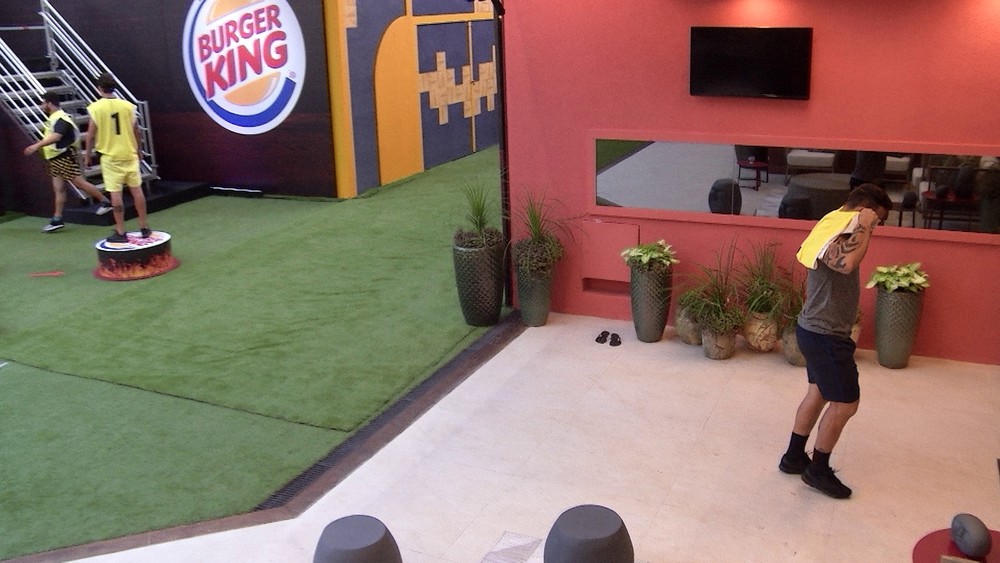 BBB20: Com sete de horas de prova, brother não aguenta pressão e pede pra sair