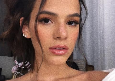 Bruna Marquezine se desespera ao não conseguir assistir amiga no BBB20 