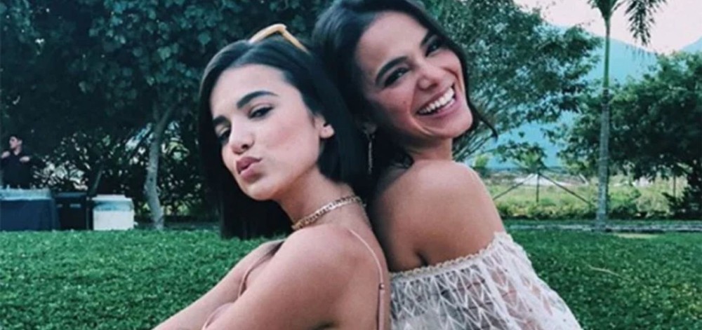 Bruna Marquezine se desespera ao não conseguir assistir amiga no BBB20 