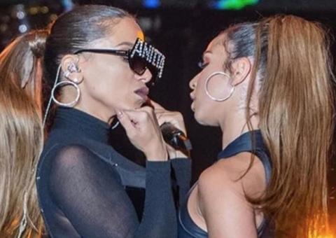 Anitta dá lambida em bailarina durante festa em Aspen; Veja vídeo  