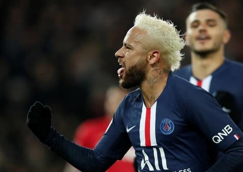 Neymar improvisa com passe 'de bunda' e surpreende torcedores; vídeo