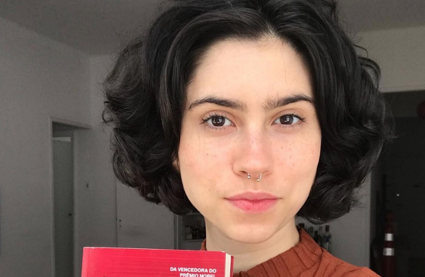 Atriz de 'Tempo de Amar' se declara gay, faz desabafo e é elogiada por artistas