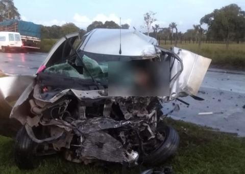Motorista morre após grave acidente entre carro e caminhão na AM-010