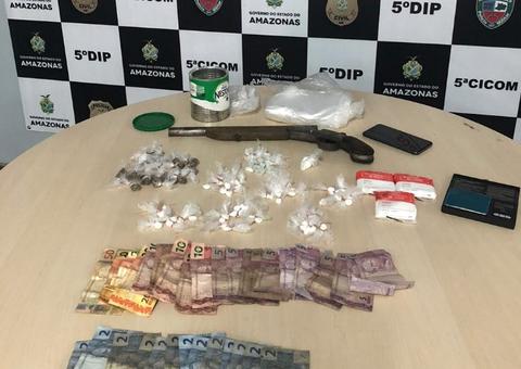 Trio é preso por vender drogas em flutuante de Manaus