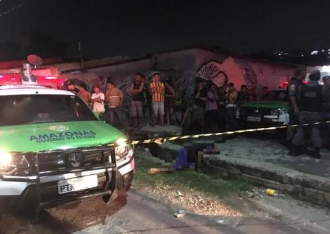 Em Manaus, homem é morto a tiros em sarjeta por motorista de carro