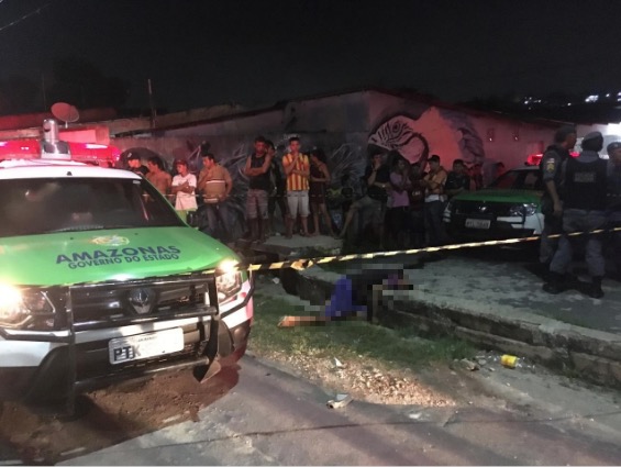 Em Manaus, homem é morto a tiros em sarjeta por motorista de carro