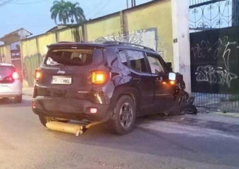 Em Manaus, motorista perde controle de carro e se choca contra muro de casa