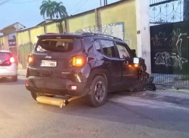 Em Manaus, motorista perde controle de carro e se choca contra muro de casa