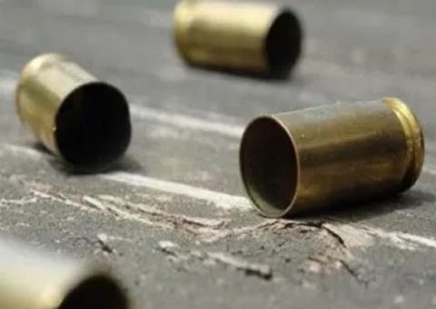 De dentro do carro, pistoleiros dão 'rajada' de tiros e deixam casal ferido em rua de Manaus