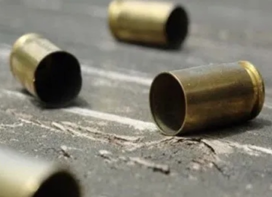 De dentro do carro, pistoleiros dão 'rajada' de tiros e deixam casal ferido em rua de Manaus