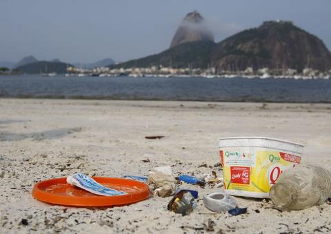Bitucas de cigarro são a maior parte do lixo em praias brasileiras
