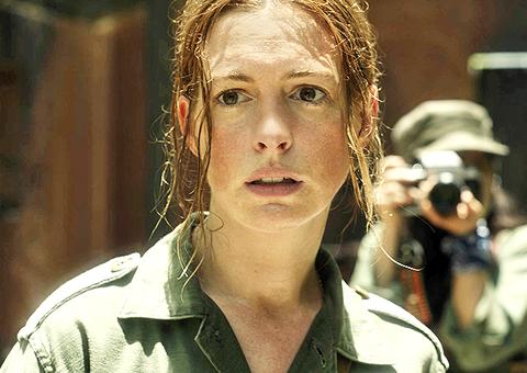 Anne Hathaway investiga mistério no trailer de 'A Última Coisa Que Ele Queria'