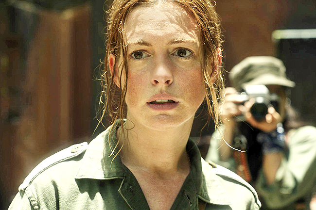 Anne Hathaway investiga mistério no trailer de 'A Última Coisa Que Ele Queria'