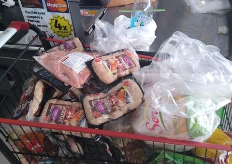 Mais de 40 kg de alimentos vencidos são apreendidos em supermercado de Manaus