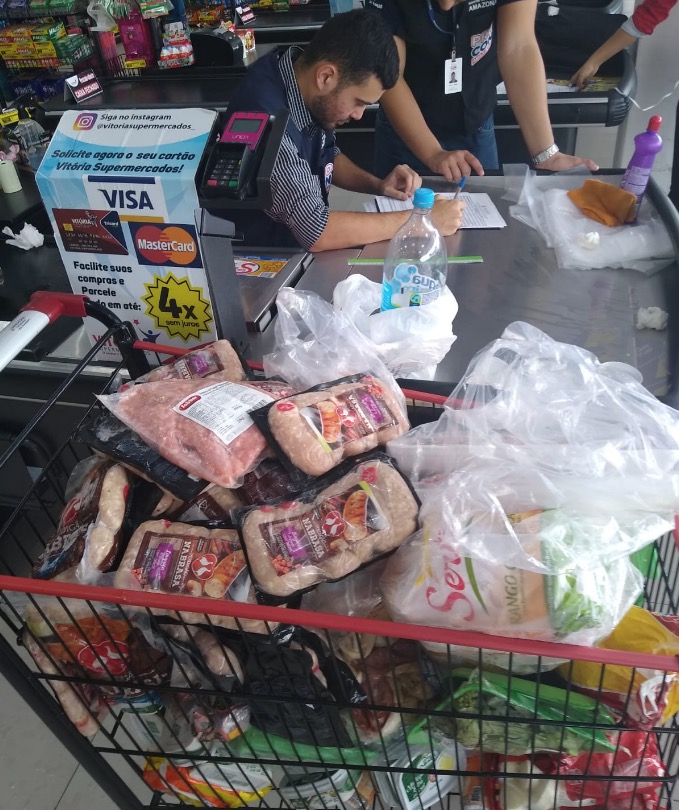 Mais de 40 kg de alimentos vencidos são apreendidos em supermercado de Manaus