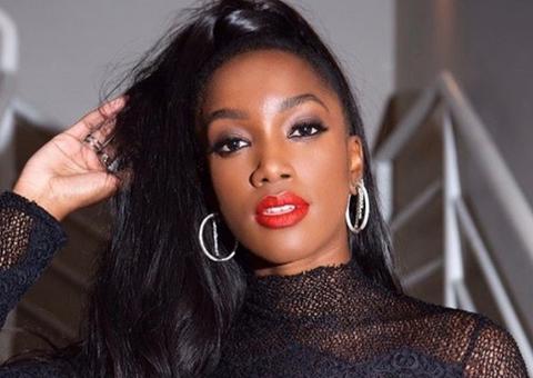 De biquíni, Iza mostra cabelo natural pela primeira vez