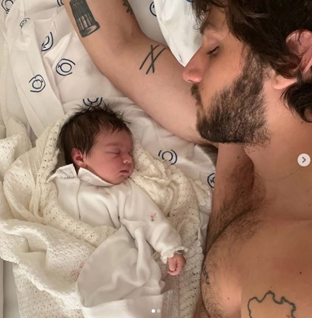 Chay Suede mostra rostinho da filha com Laura Neiva e derrete seguidores