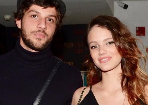 Chay Suede mostra rostinho da filha com Laura Neiva e derrete seguidores