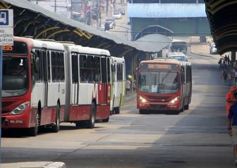 Em Manaus, prefeitura anuncia reforma de terminais e chegada de 300 ônibus novos