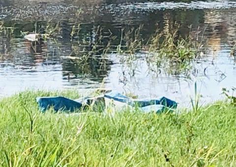 Enrolado em lona, corpo de jovem é desovado às margens de igarapé em Manaus