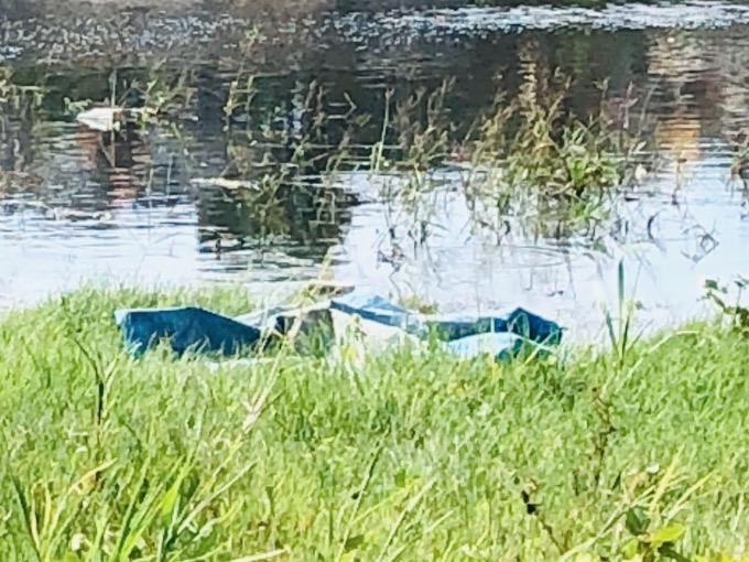 Enrolado em lona, corpo de jovem é desovado às margens de igarapé em Manaus