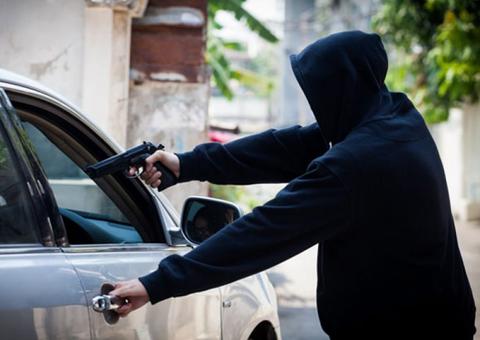 Em Manaus, dupla rende motorista de aplicativo na porta de casa e rouba carro