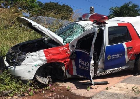 Após roubar carro e sequestrar motorista, criminosos colidem com viatura da PM em Manaus