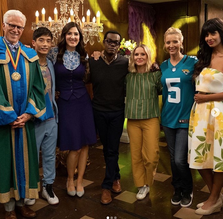 Lisa Kudrow, a Phoebe de Friends, faz participação em The Good Place e internautas piram