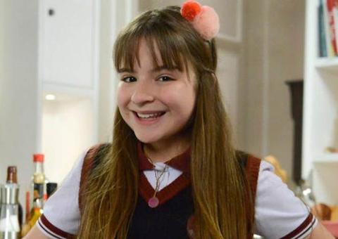 Sophia Valverde posta foto de beijão no namorado de 17 anos e se declara 