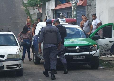 Pistoleiros matam homem a tiros e ferem adolescente em rua de Manaus